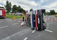 Zdarzenie z udziałem karetki. Ambulans przewrócił się na bok, 3 osoby trafiły do szpitala - zdjęcie główne