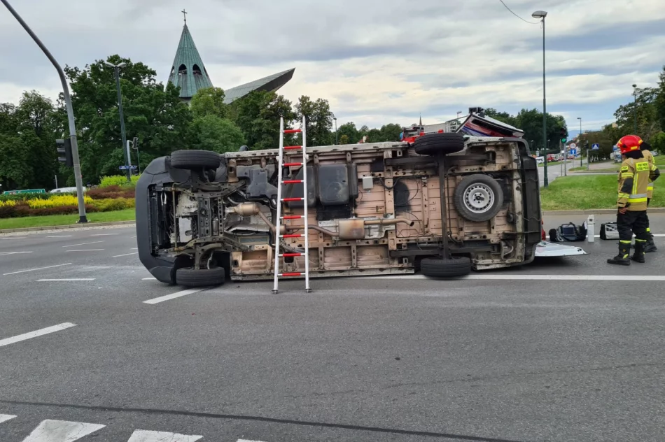 Zdarzenie z udziałem karetki. Ambulans przewrócił się na bok, 3 osoby trafiły do szpitala - zdjęcie 2