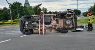 Zdarzenie z udziałem karetki. Ambulans przewrócił się na bok, 3 osoby trafiły do szpitala - zdjęcie 2