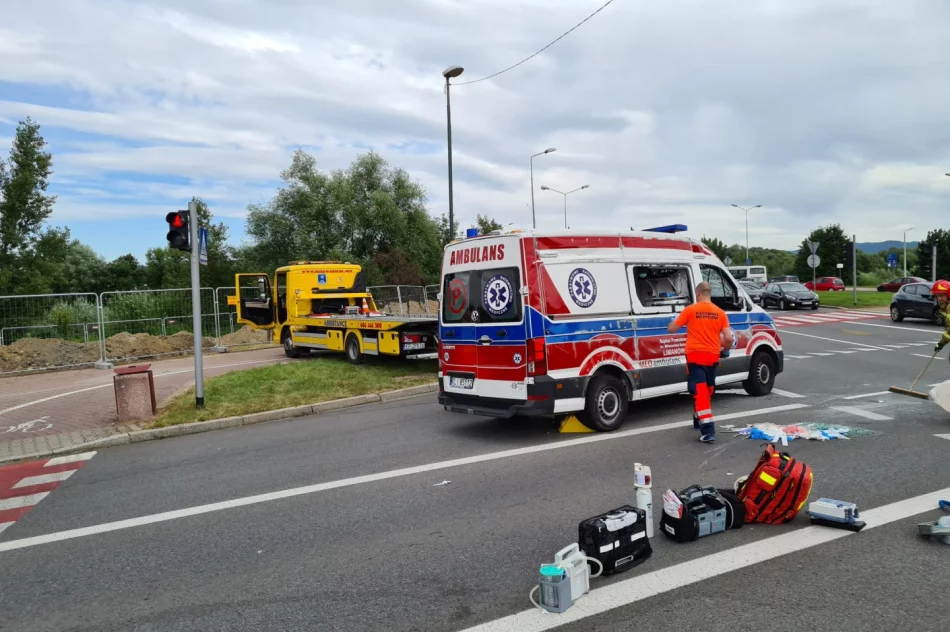 Zdarzenie z udziałem karetki. Ambulans przewrócił się na bok, 3 osoby trafiły do szpitala - zdjęcie 3