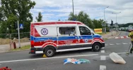 Zdarzenie z udziałem karetki. Ambulans przewrócił się na bok, 3 osoby trafiły do szpitala - zdjęcie 4
