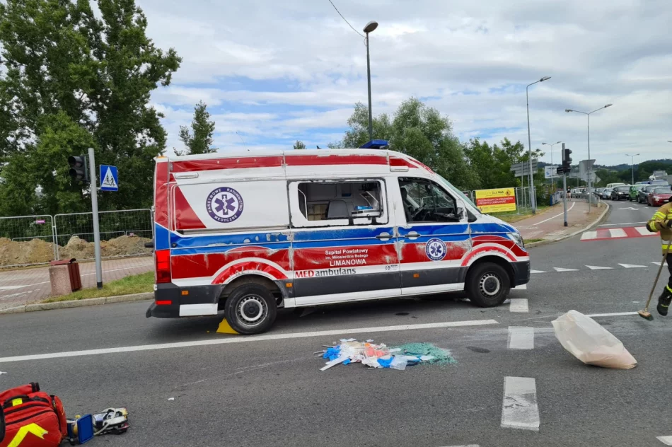 Zdarzenie z udziałem karetki. Ambulans przewrócił się na bok, 3 osoby trafiły do szpitala - zdjęcie 4