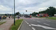 Zdarzenie z udziałem karetki. Ambulans przewrócił się na bok, 3 osoby trafiły do szpitala - zdjęcie 5