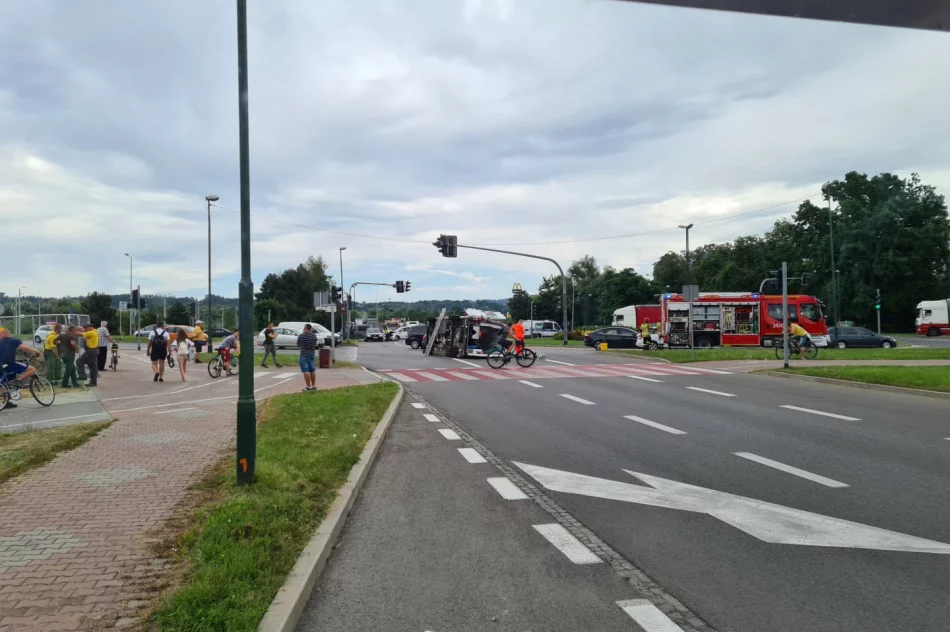 Zdarzenie z udziałem karetki. Ambulans przewrócił się na bok, 3 osoby trafiły do szpitala - zdjęcie 5