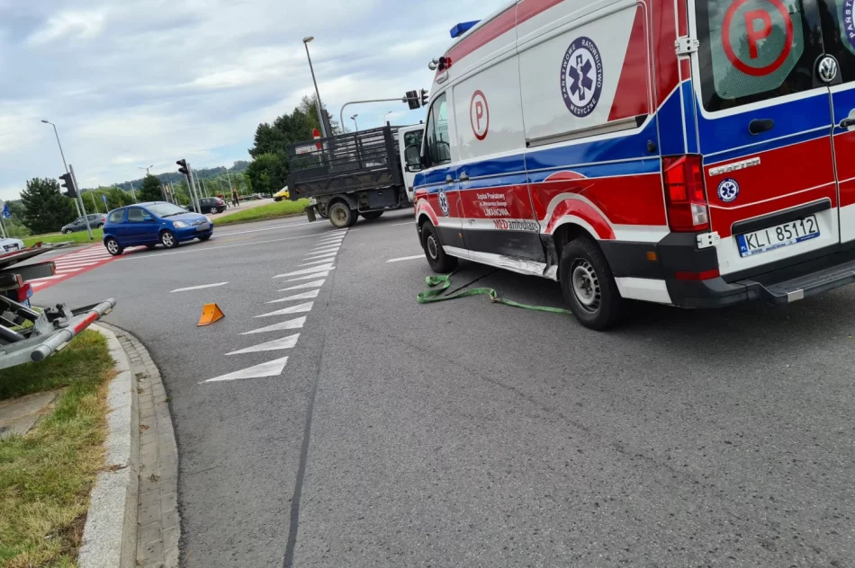 Zdarzenie z udziałem karetki. Ambulans przewrócił się na bok, 3 osoby trafiły do szpitala - zdjęcie 6