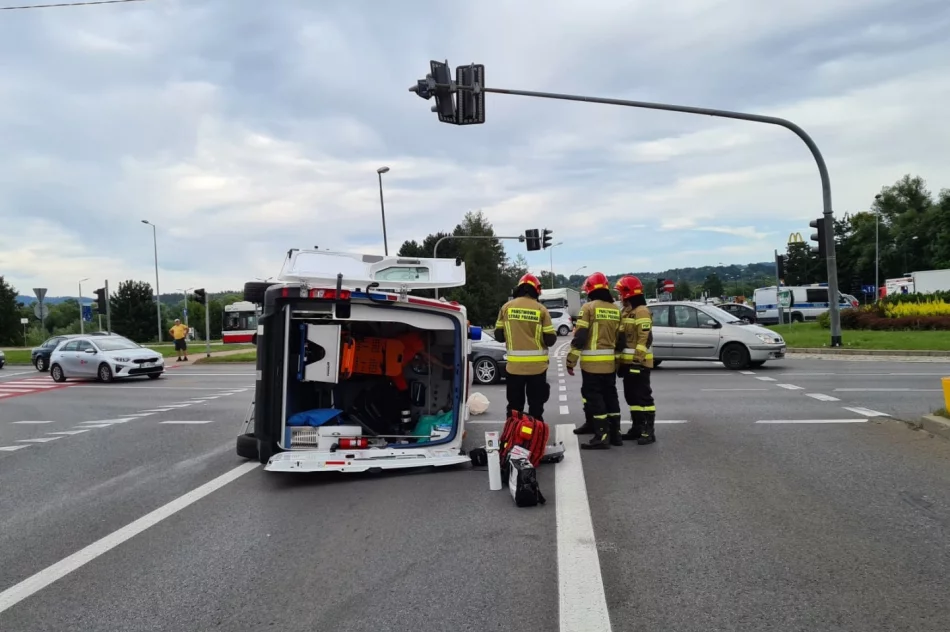 Zdarzenie z udziałem karetki. Ambulans przewrócił się na bok, 3 osoby trafiły do szpitala - zdjęcie 7