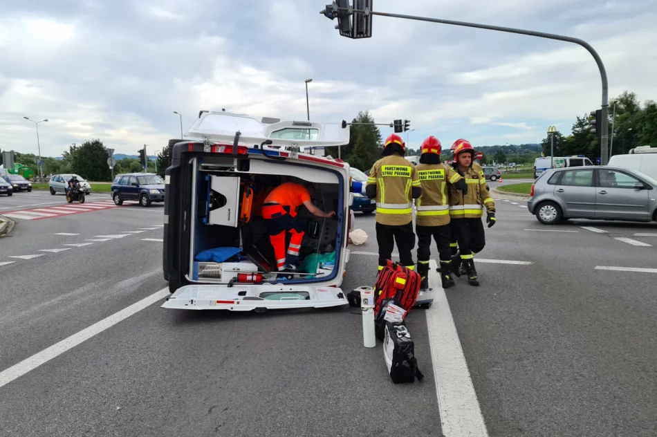 Zdarzenie z udziałem karetki. Ambulans przewrócił się na bok, 3 osoby trafiły do szpitala - zdjęcie 8