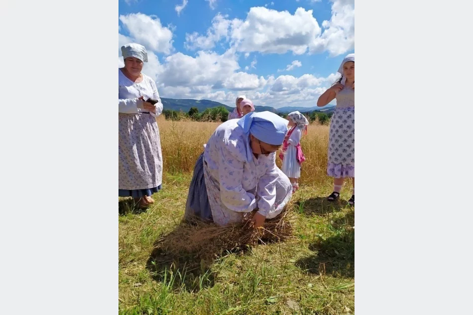 "Wokół chleba" - powrót do przeszłości z Czerwonymi Koralami z Pisarzowej - zdjęcie 16