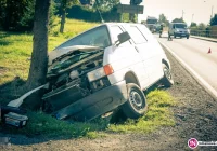 Dostawczy vw uderzył w przepust i drzewo - zdjęcie główne