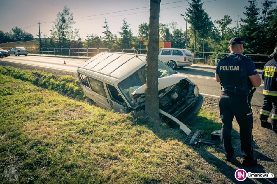 Dostawczy vw uderzył w przepust i drzewo - zdjęcie 2