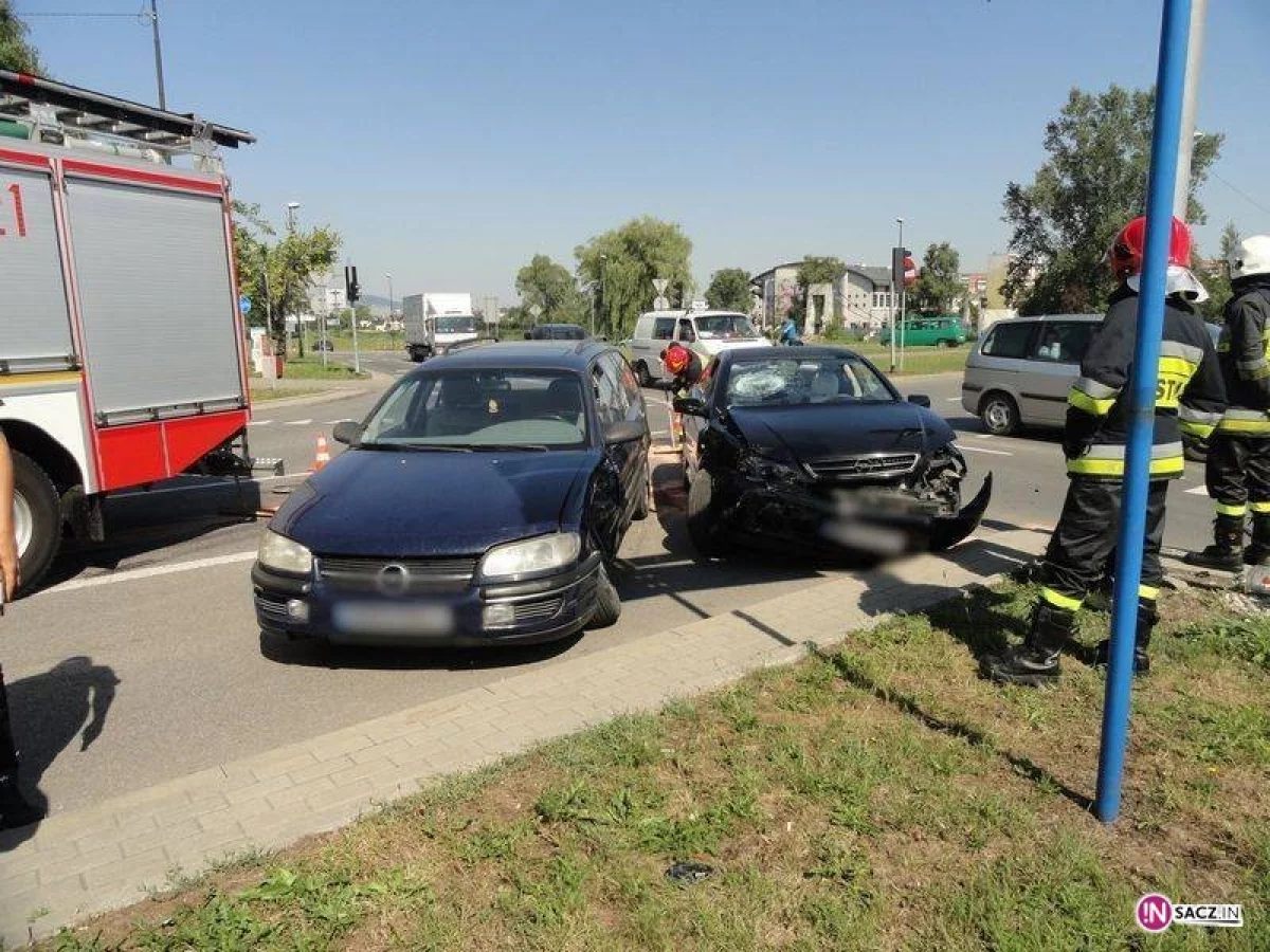 Nowy Sącz, Rondo Solidarności- zderzenie dwóch samochodów osobowych