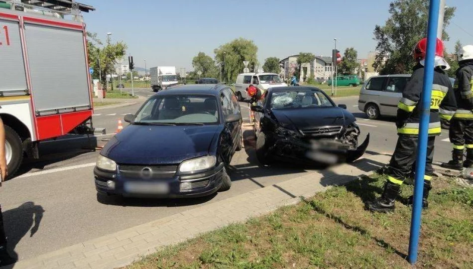 Nowy Sącz, Rondo Solidarności- zderzenie dwóch samochodów osobowych - zdjęcie 1