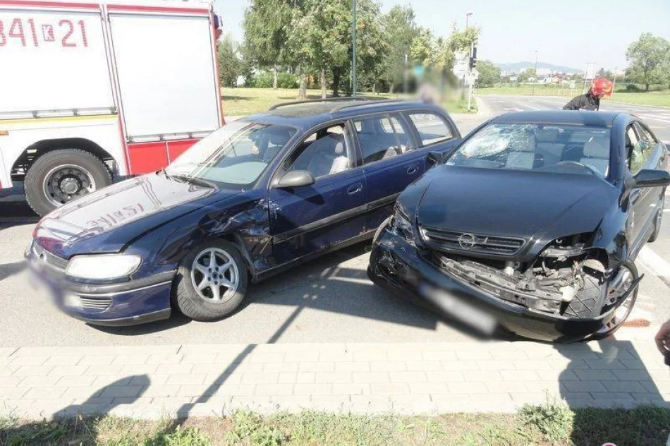 Nowy Sącz, Rondo Solidarności- zderzenie dwóch samochodów osobowych - zdjęcie 2