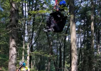 Motolotniarz zawisł na drzewie - zdjęcie główne