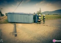 Wypadł z drogi i uderzył w słup. Dwie osoby w szpitalu - zdjęcie główne