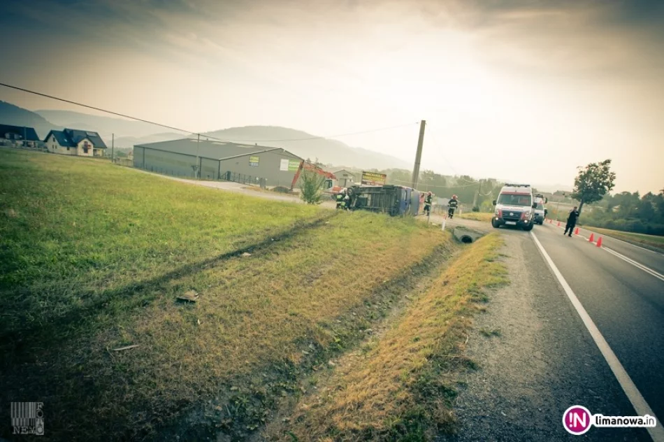 Wypadł z drogi i uderzył w słup. Dwie osoby w szpitalu - zdjęcie 3