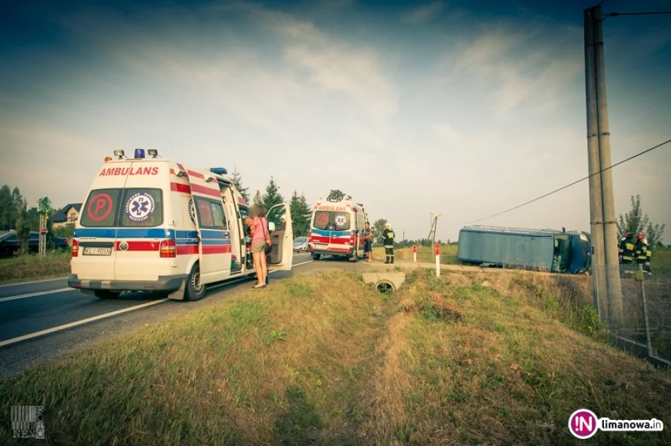 Wypadł z drogi i uderzył w słup. Dwie osoby w szpitalu - zdjęcie 4