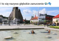 Internauci krytykują kąpiele dzieci na rynku. Burmistrz: "Nie zamierzam stawiać tam straży miejskiej" - zdjęcie główne