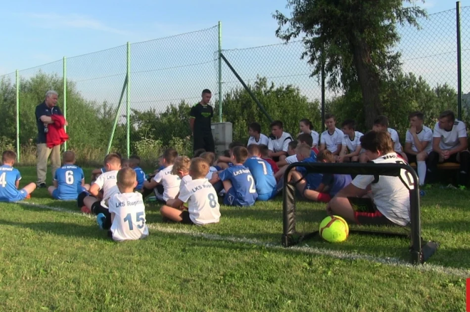 Jerzy Engel spotkał się młodymi piłkarzami LKS Płomień i LKS Rupniów - zdjęcie 15