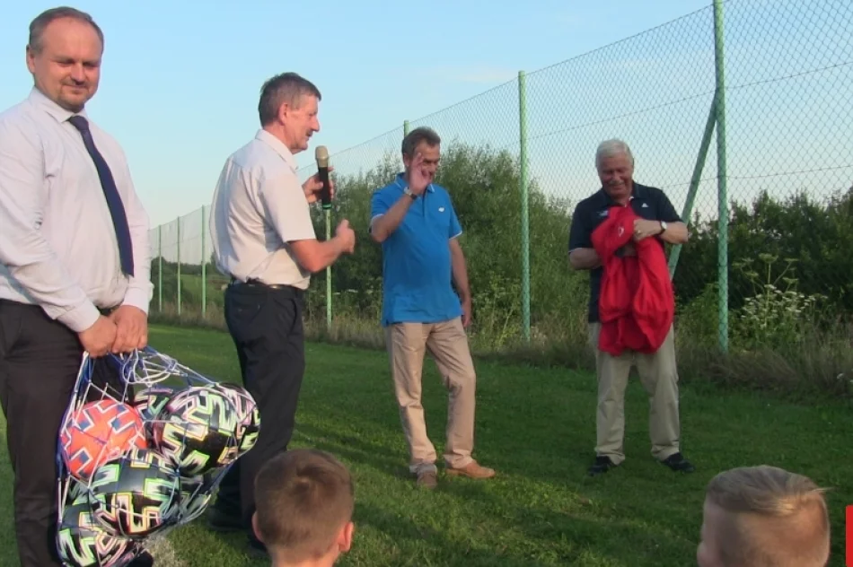 Jerzy Engel spotkał się młodymi piłkarzami LKS Płomień i LKS Rupniów - zdjęcie 17