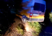 Samochód zawisł nad urwiskiem, interweniowała straż pożarna - zdjęcie główne