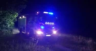 Samochód zawisł nad urwiskiem, interweniowała straż pożarna - zdjęcie 3