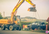 Samochód dachował i uderzył w ogrodzenie - zdjęcie główne