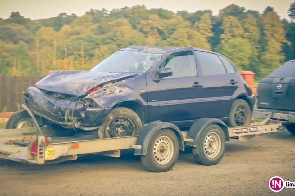 Samochód dachował i uderzył w ogrodzenie - zdjęcie 2