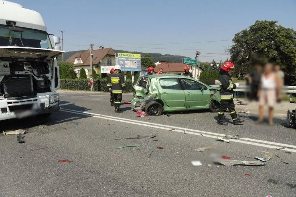 Dramat na drodze - zderzyły się trzy auta - zdjęcie 2