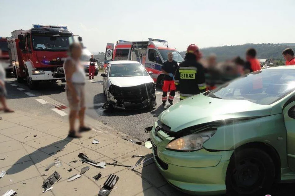 Dramat na drodze - zderzyły się trzy auta - zdjęcie 3