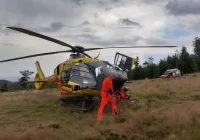 13 akcji GOPR. Śmigłowiec na pomoc rannemu rowerzyście - zdjęcie główne