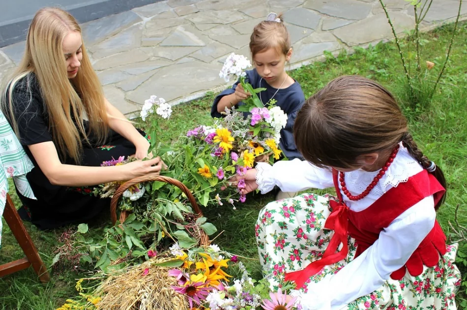 Projekt "Czerwonych Korali"  - "Wszystko w twoich rękach" święto Matki Boskiej Zielnej - zdjęcie 3