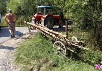 Samochód uderzył w wóz ciągnięty przez traktor. Jedna osoba trafiła do szpitala - zdjęcie główne