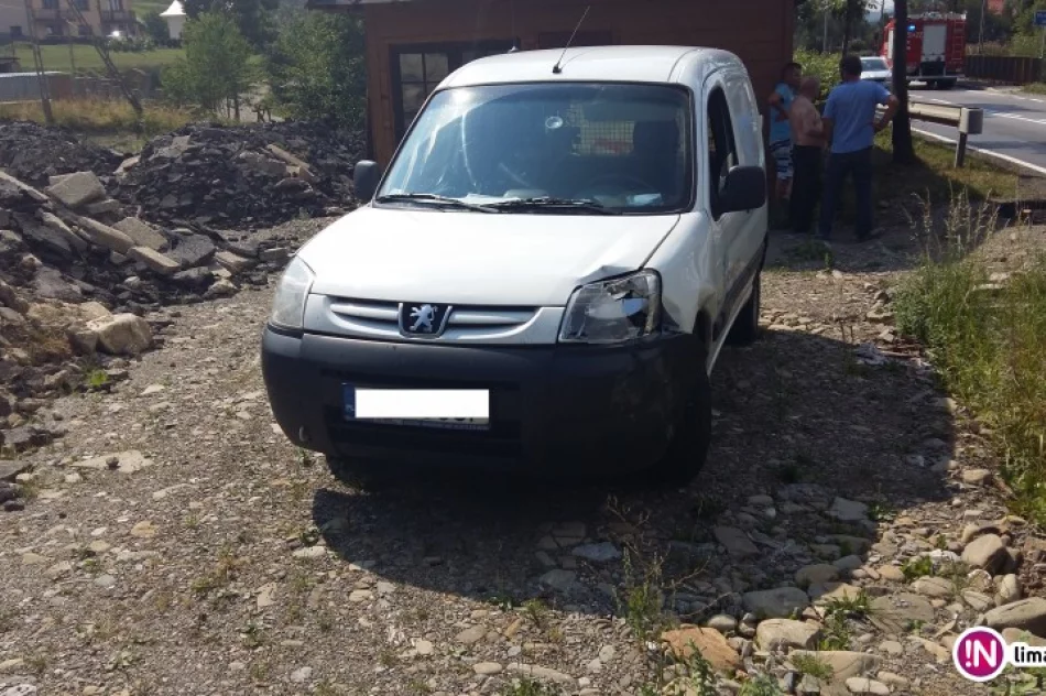 Samochód uderzył w wóz ciągnięty przez traktor. Jedna osoba trafiła do szpitala - zdjęcie 2