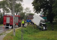 Samochód dostawczy wjechał do rowu, uszkodził barierę i ogrodzenie - zdjęcie główne