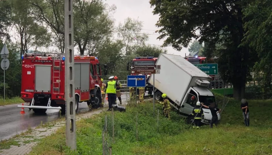 Samochód dostawczy wjechał do rowu, uszkodził barierę i ogrodzenie - zdjęcie 1