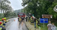 Samochód dostawczy wjechał do rowu, uszkodził barierę i ogrodzenie - zdjęcie 2