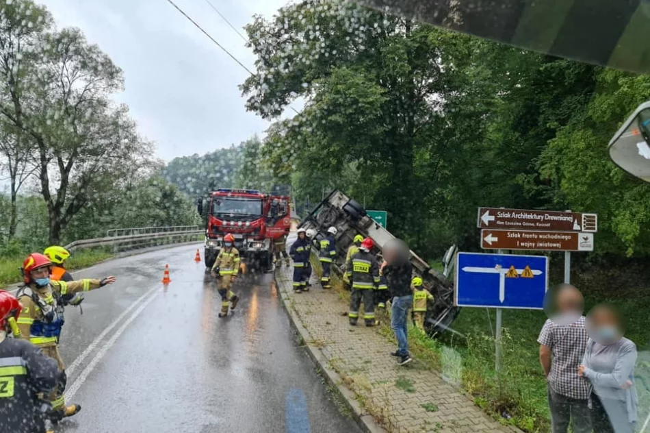 Samochód dostawczy wjechał do rowu, uszkodził barierę i ogrodzenie - zdjęcie 2
