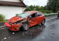 Peugeot zderzył się z ciężarówką. Autem podróżowała kobieta z 5-letnim dzieckiem - zdjęcie główne