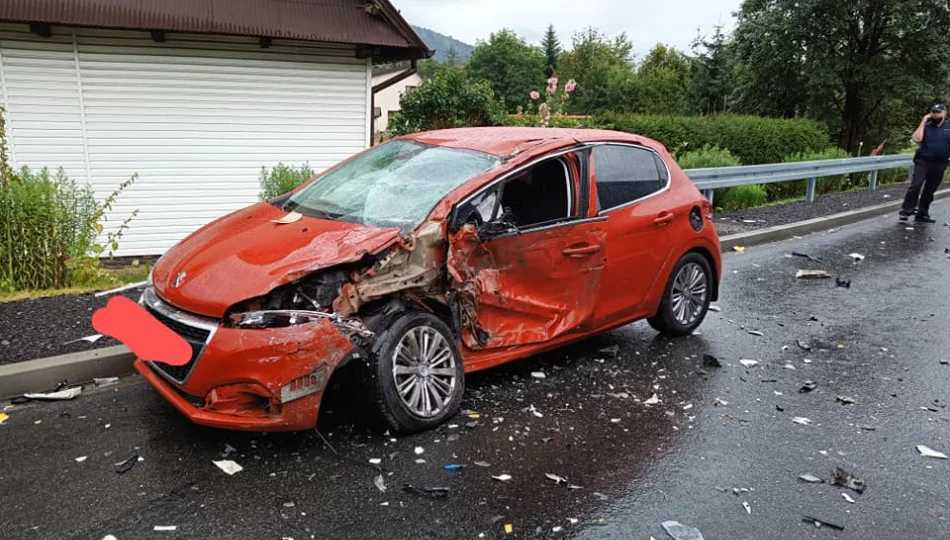 Peugeot zderzył się z ciężarówką. Autem podróżowała kobieta z 5-letnim dzieckiem - zdjęcie 1