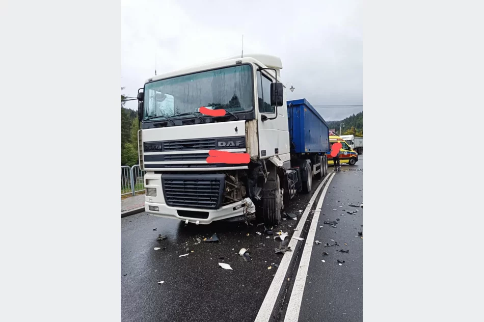 Peugeot zderzył się z ciężarówką. Autem podróżowała kobieta z 5-letnim dzieckiem - zdjęcie 2
