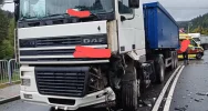 Peugeot zderzył się z ciężarówką. Autem podróżowała kobieta z 5-letnim dzieckiem - zdjęcie 2