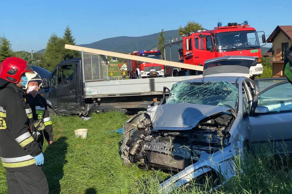 Ford zderzył się z Mercedesem, jedna osoba trafiła do szpitala - zdjęcie 2