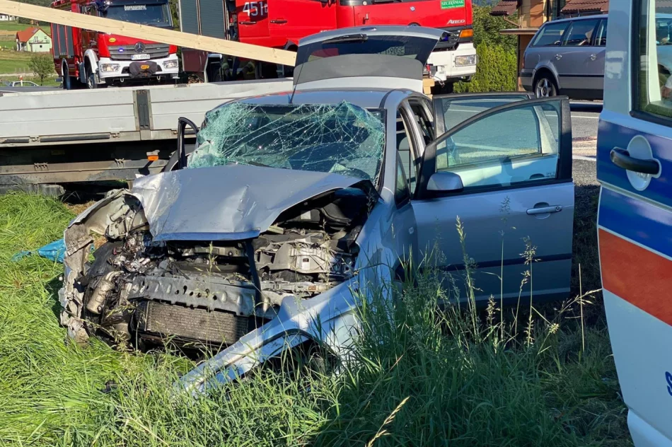 Ford zderzył się z Mercedesem, jedna osoba trafiła do szpitala - zdjęcie 3