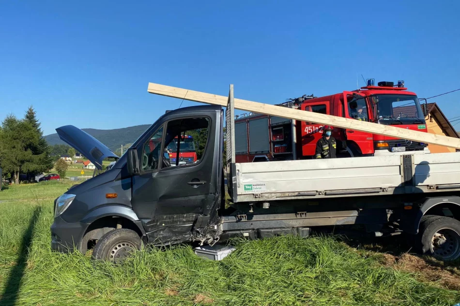 Ford zderzył się z Mercedesem, jedna osoba trafiła do szpitala - zdjęcie 4