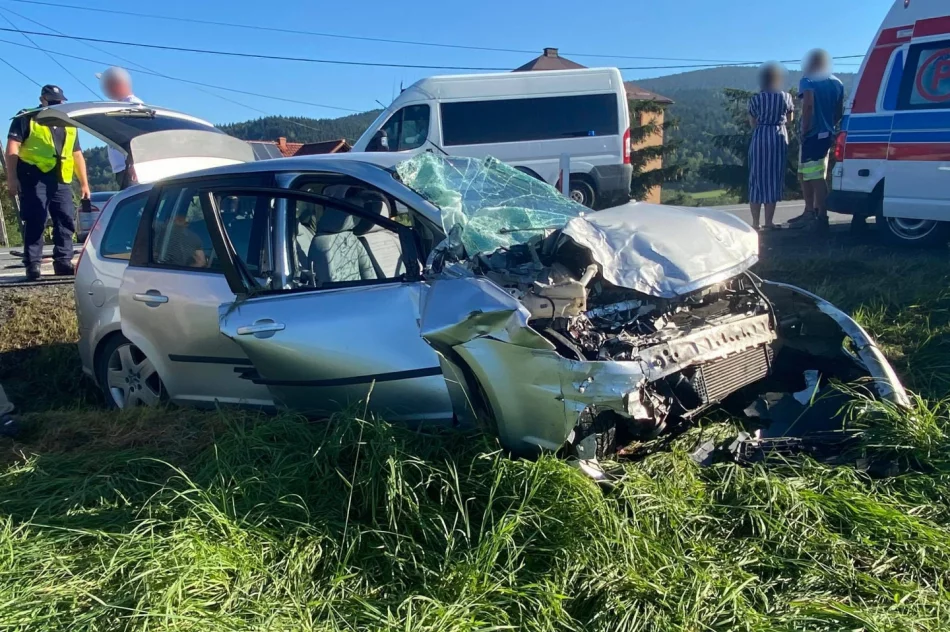 Ford zderzył się z Mercedesem, jedna osoba trafiła do szpitala - zdjęcie 5