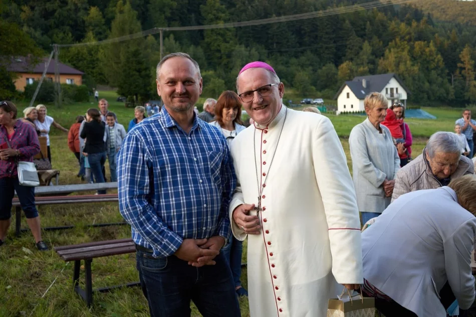 Ks. Biskup Mirosław Gucwa odprawił plenerową mszę św. w rodzinnej miejscowości - zdjęcie 3
