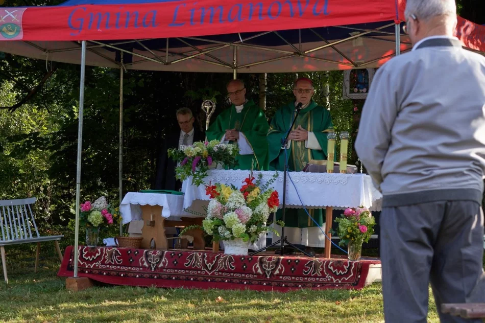 Ks. Biskup Mirosław Gucwa odprawił plenerową mszę św. w rodzinnej miejscowości - zdjęcie 6