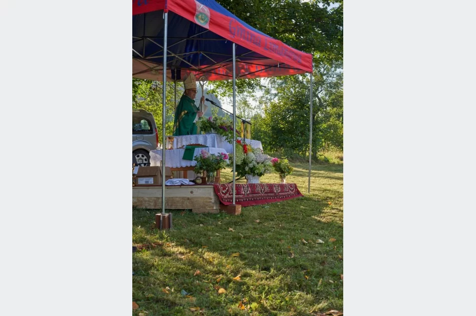 Ks. Biskup Mirosław Gucwa odprawił plenerową mszę św. w rodzinnej miejscowości - zdjęcie 7