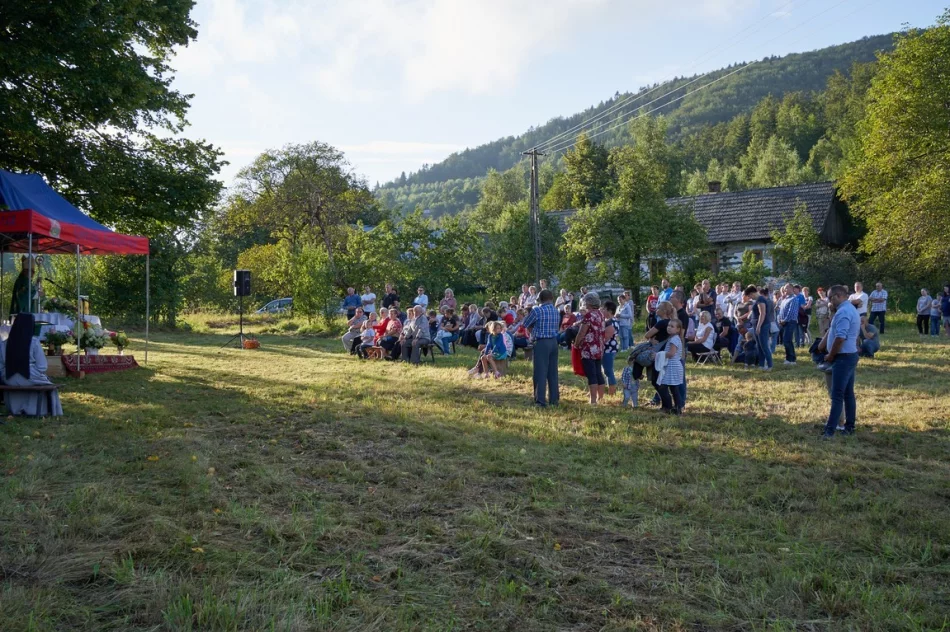 Ks. Biskup Mirosław Gucwa odprawił plenerową mszę św. w rodzinnej miejscowości - zdjęcie 10